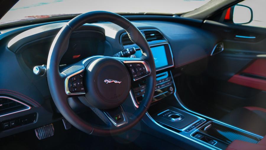 Интерьер Jaguar XE S AWD 2017 года  (NA) (фото 10 из 16)